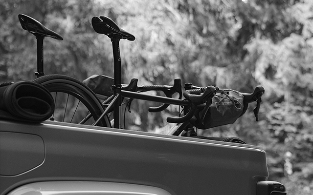 Jízdní kola na korbě auta