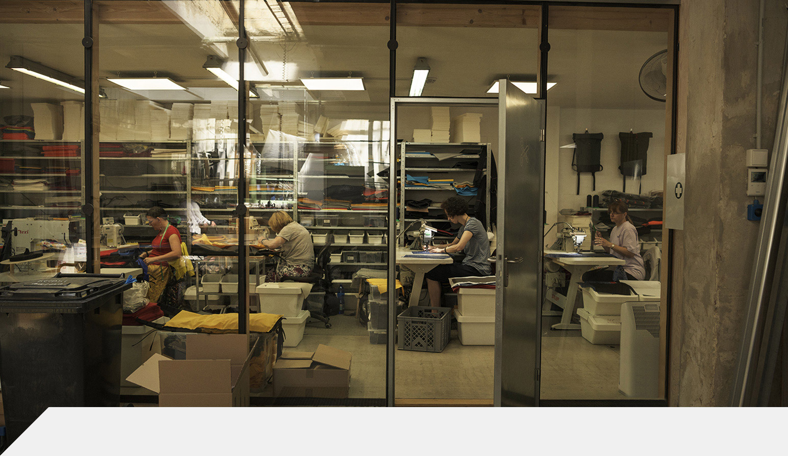 Lidé u šicích strojů