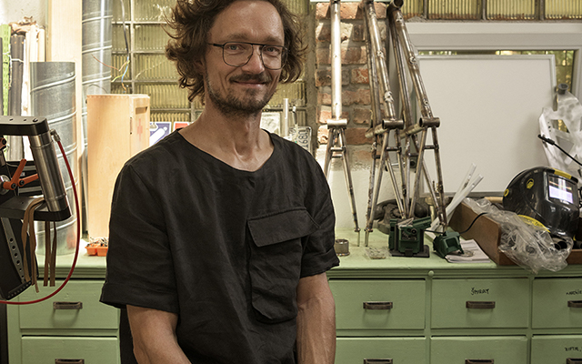 Zakladatel značky Braasi v dílně