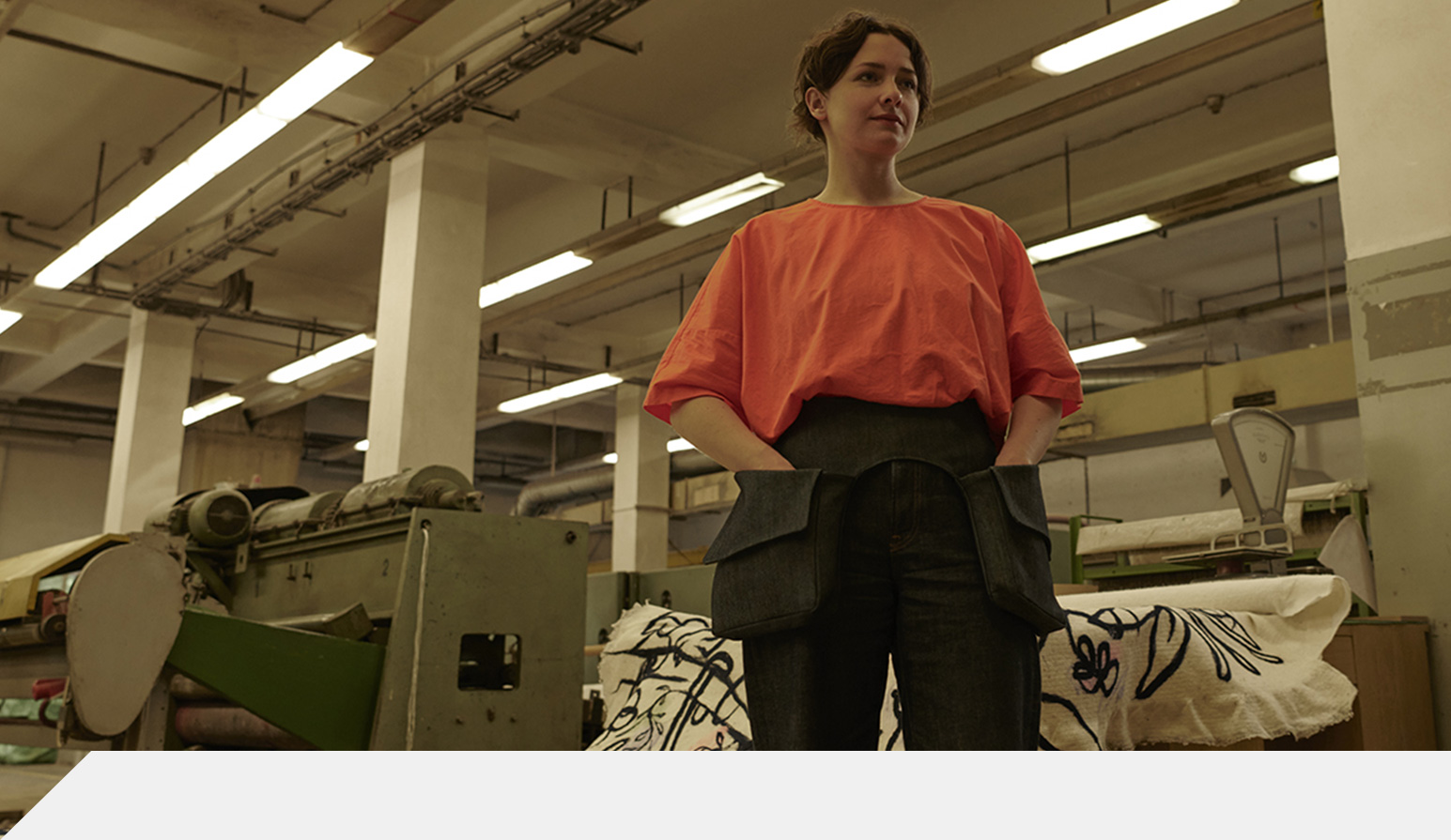 Návrhářka u šicího stroje