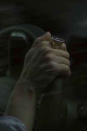 Ruka na volantu auta