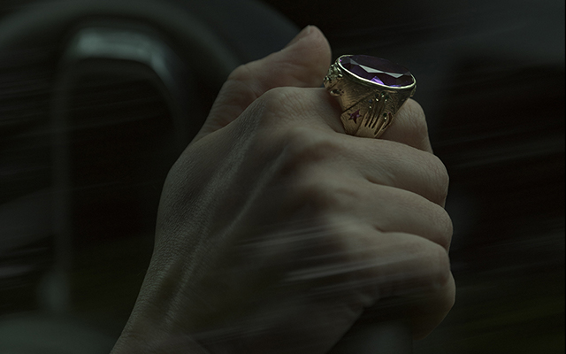 Ruka na volantu auta