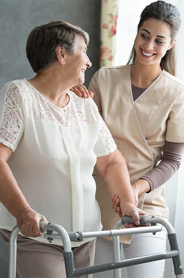 zdravotní sestřička se seniorkou