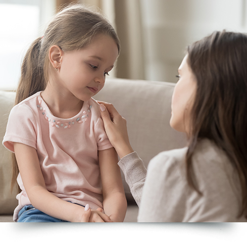 Matka uklidňuje dítě.
