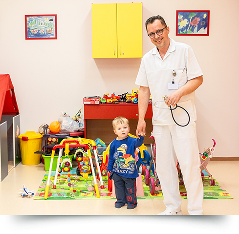 Dotktor s&nbsp;dítětem v&nbsp;herně.