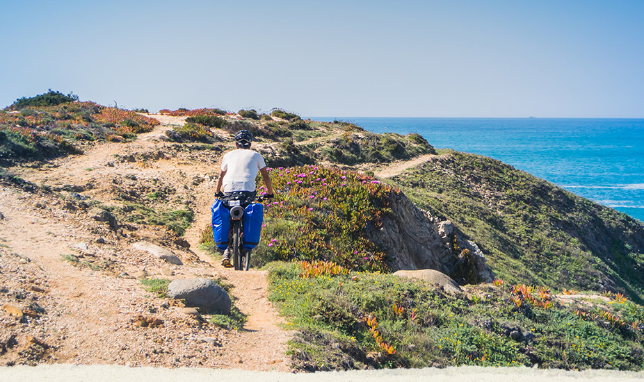 Na kole podél oceánu