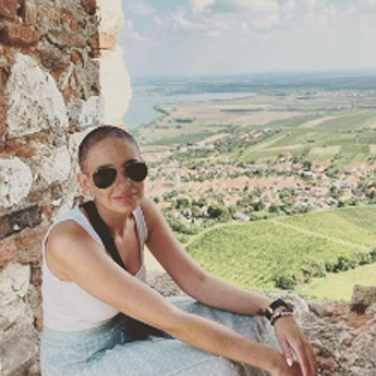 Žena s dlouhými vlasy